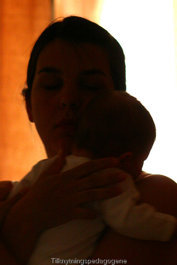 En mamma trøster sitt lille barn om natten