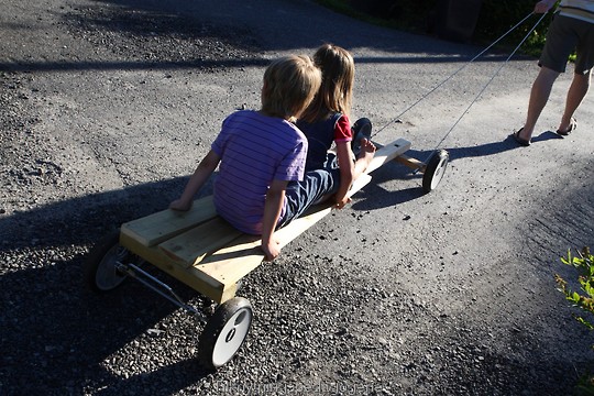 Olabil laget på gamle barnevognhjul