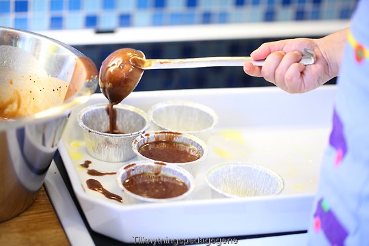Barn kan fylle muffinsformer selv om det blir søl