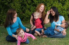 En gruppe mødre treffes ute i parken en sommerdag