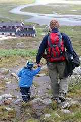 Farn og lite barn på vei tilbake til fjellhytta etter en liten fjelltur
