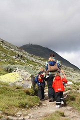 Hele familien på vei til Gaustatoppen