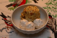 Hjemmelaget juleis med pepperkake og mørk sjokolade med marengs