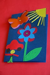 Kort dekorert med bil, blomst, sommerfugl og sol
