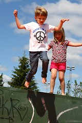 To barn hopper ned fra en container