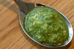 En spiseskje med pesto