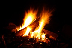 Flammer på bålet i nattemørket