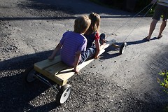 Olabil laget på gamle barnevognhjul