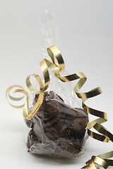 Sjokoladetrekt marsipan pakket i cellofan som gavepakke