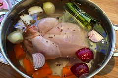 Gryte med kylling og grønnsaker som skal bli til suppe