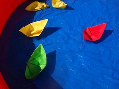 Hjemmelagede papirbåter i badebasseng