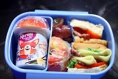 Matpakke for barnehagebarn, brødskiver, frukt og youghurt