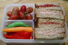 Matpakke med brødskiver, frukt og grønnsaker for sultne skolebarn