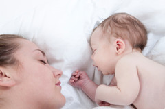 Mor og barn sover søtt