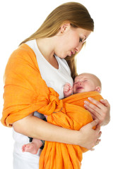 Bæring i bæresele eller bæresjal kan hjelpe litt om baby gråter av kolikk