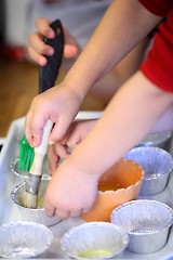 Barn kan smøre kakeformer for å hjelpe til