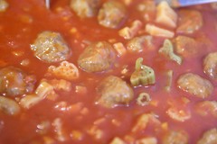 Hjemmelaget tomatsuppe med kjøttboller og pasta