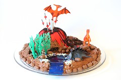 Kake med vulka og vann og dinosaurer