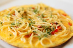 Omelett med spaghetti, karse og hvitløk, servert til påske