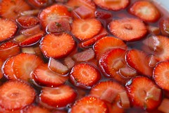 Suppe av rabarbra og jordbær