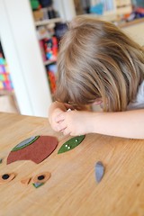 Treåring lager ugle med filt og lim