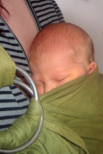 Baby blir b��ret p�� mammas mage i slynge