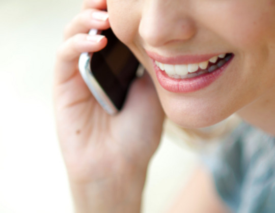 En veileder hjelper med �� svare p�� sp��rsm��l i telefonen