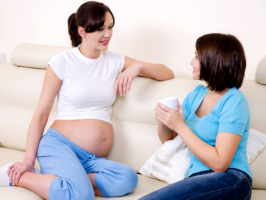 Gravid dame i samtale med f��dselsveileder
