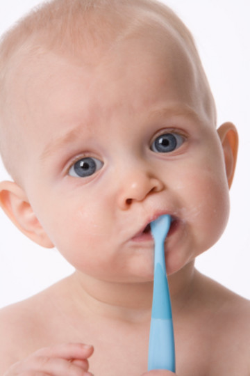 Liten baby som pusser tennene
