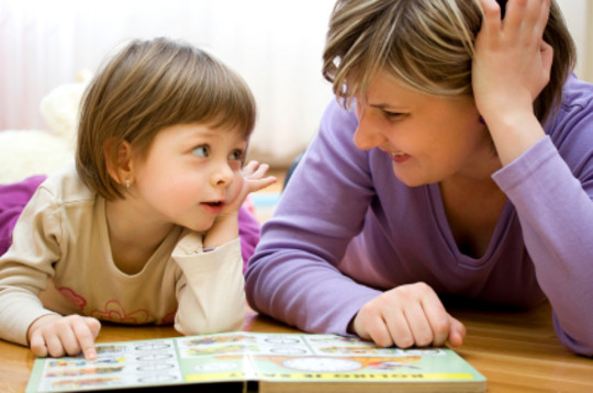 Mamma og datter leser pekebok og har det koselig