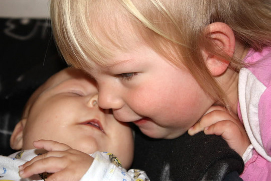 Stores��ster koser med liten baby