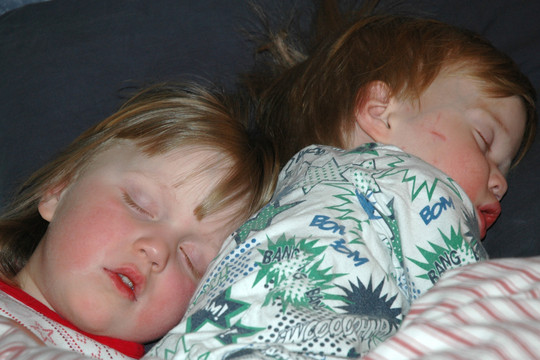 To s��sken sover inntil hverandre