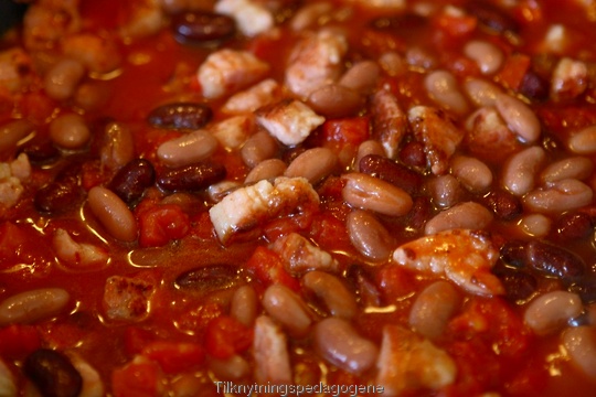 Bacon, erter og b��nner i tomatsaus