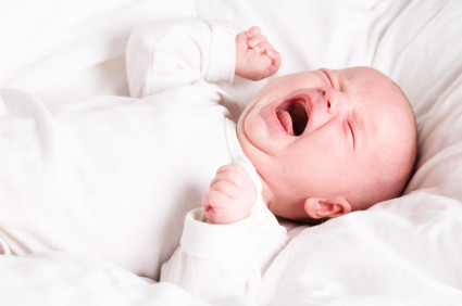 Gr��tende baby i sengen