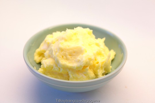 Hjemmelaget smør i skål