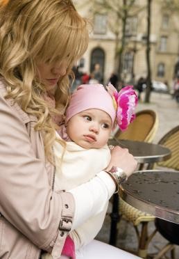 Mamma og baby p�� kaf�� i barselpermisjon