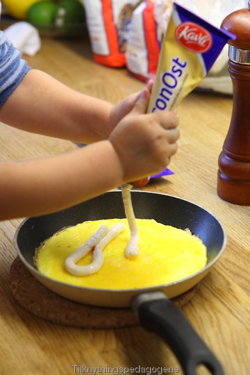 Toåring lager egen omelett