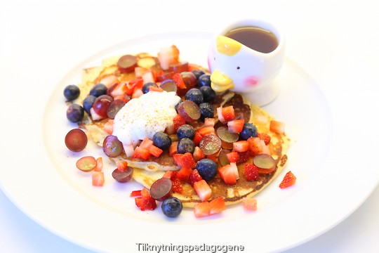 Amerikanske p��skepannekaker med fruktsalat