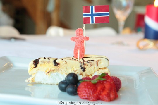 Iskake pyntet med b��r, seigmann og det norske flagget