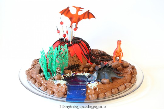 Kake med vulka og vann og dinosaurer