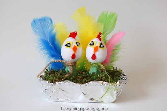 Karse s��dd i eggekartonger til p��ske