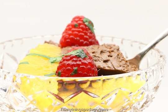 Lekker hjemmelaget sjokolademousse med frukt