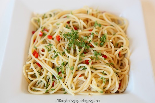 Spaghetti med karse og hvitl��k servert som p��skemat