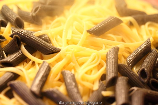 Svart pasta farget med blekksprutblekk