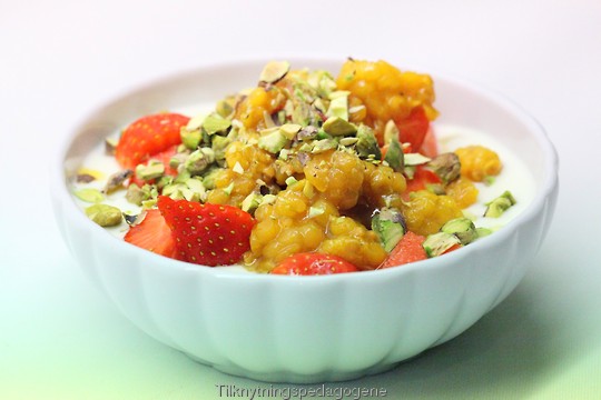 Yoghurt med frukt og n��tter til frokost