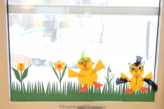 p��skekyllinger i papir brukt som dekorasjon i vindu til p��ske