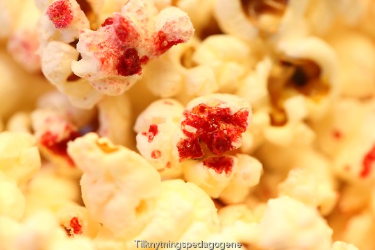 Blodig popcorn er billig og lettvint snacks til Halloweenfesten