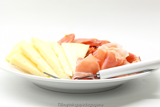 Spanske oster og skinke er viktig p�� et tapasbord